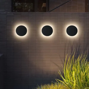 Outdoor Waterproof LED Wall Lamp for Balcony and Courtyard Aluminum Construction with Tempered Diffuser